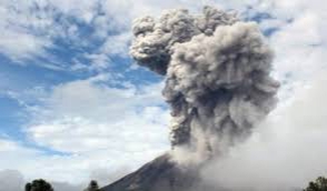 В Мексике вулкан Колима выбросил 2-километровый столб пепла